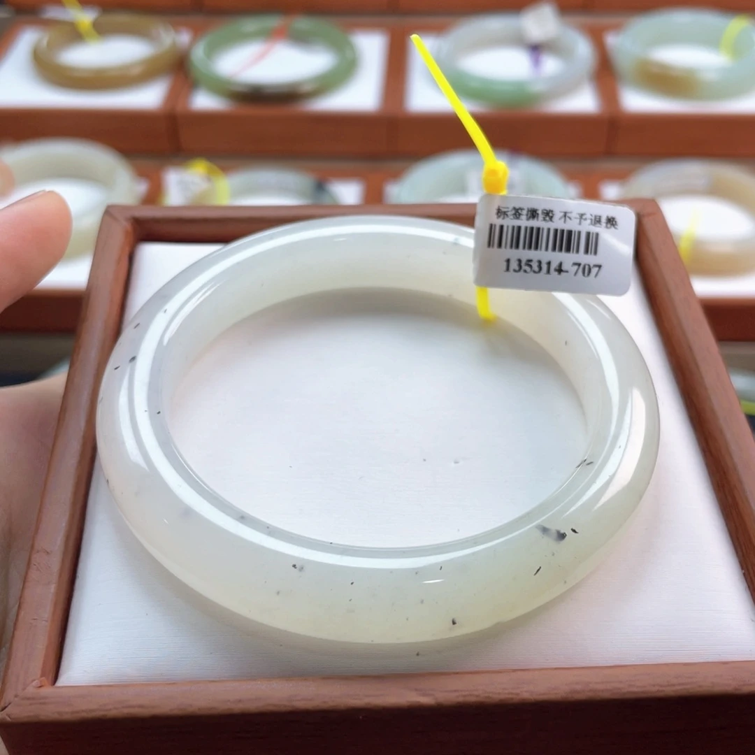 【闪购商品】未镶嵌手镯和田玉链接55。61