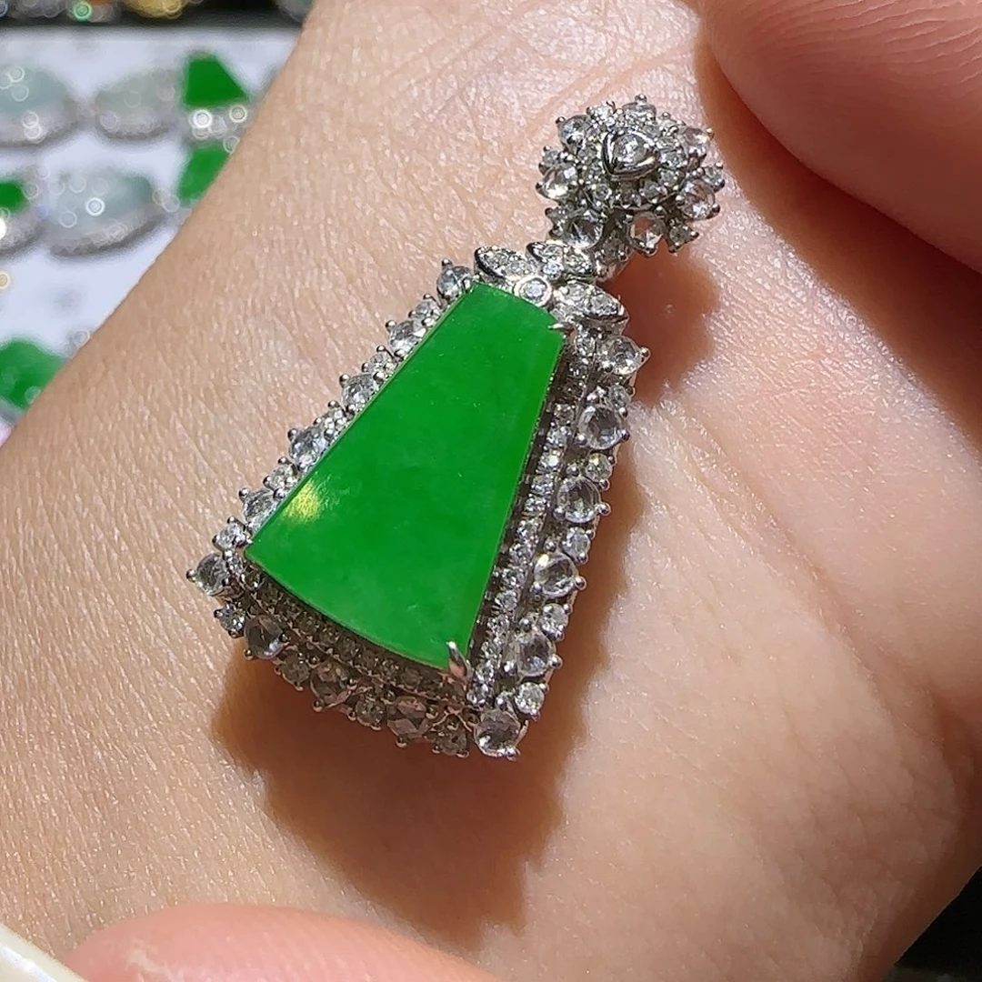 【闪购商品】颈饰18K金镶嵌翡翠天然