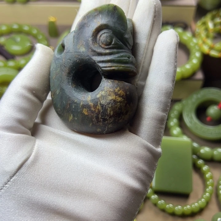 未镶嵌岫岩老玉（透闪石质玉）挂件