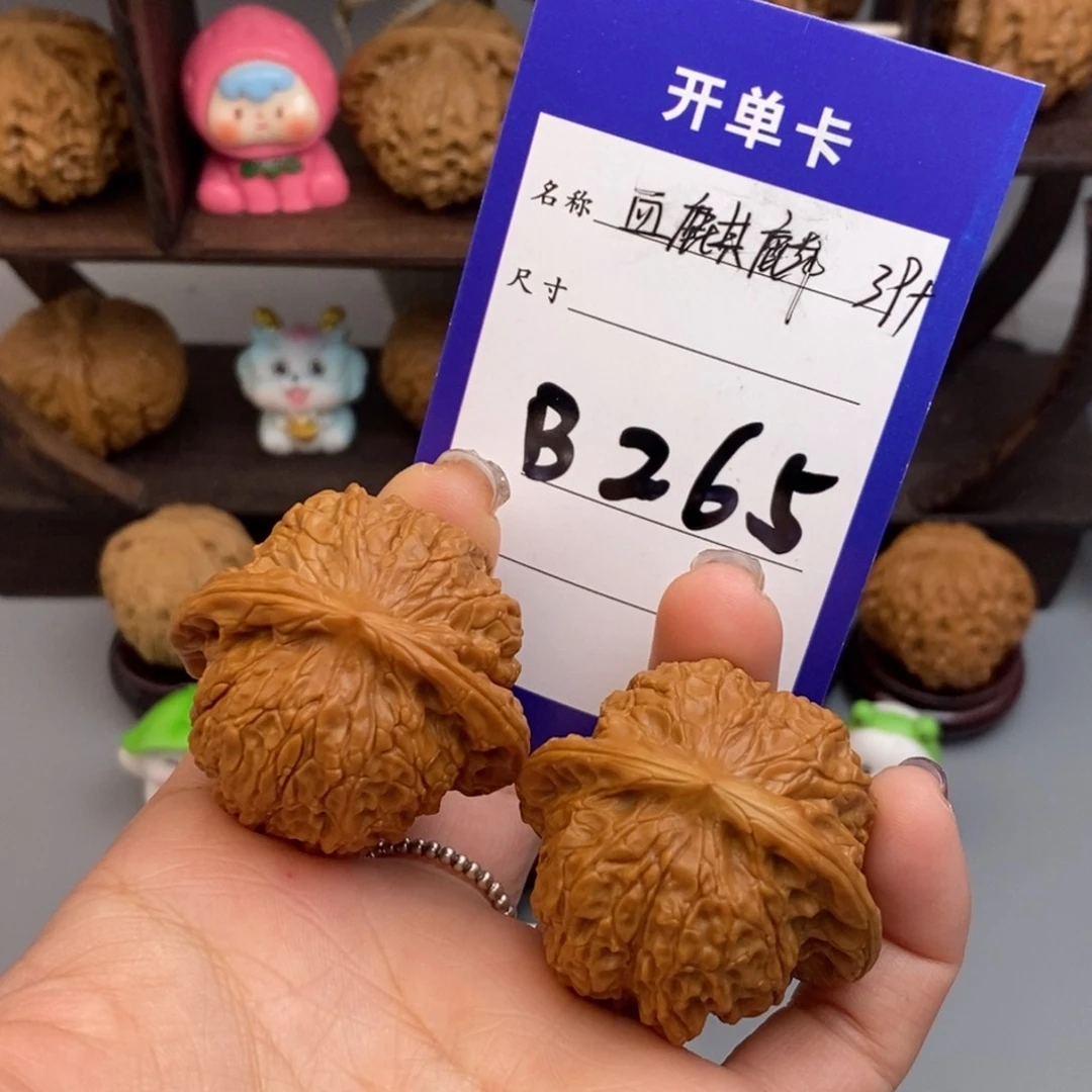 文玩核桃吊坠血麒麟