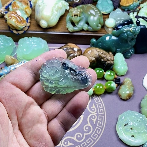 未镶嵌蛇纹石玉颈饰