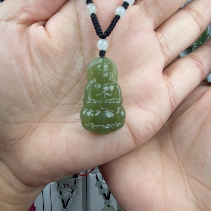 微***辣和田玉未镶嵌颈饰