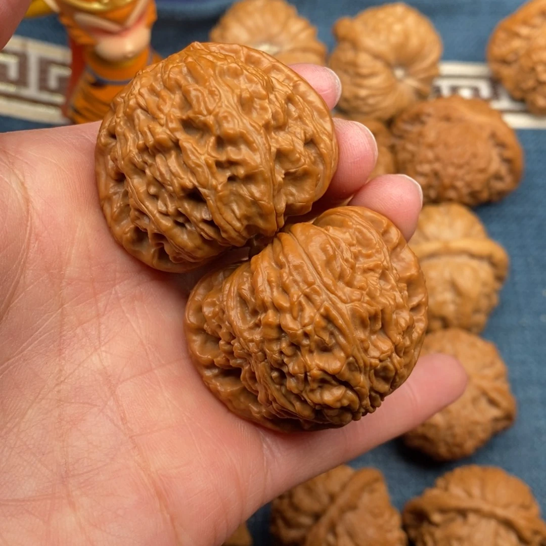 文玩核桃把件43红皮闷白