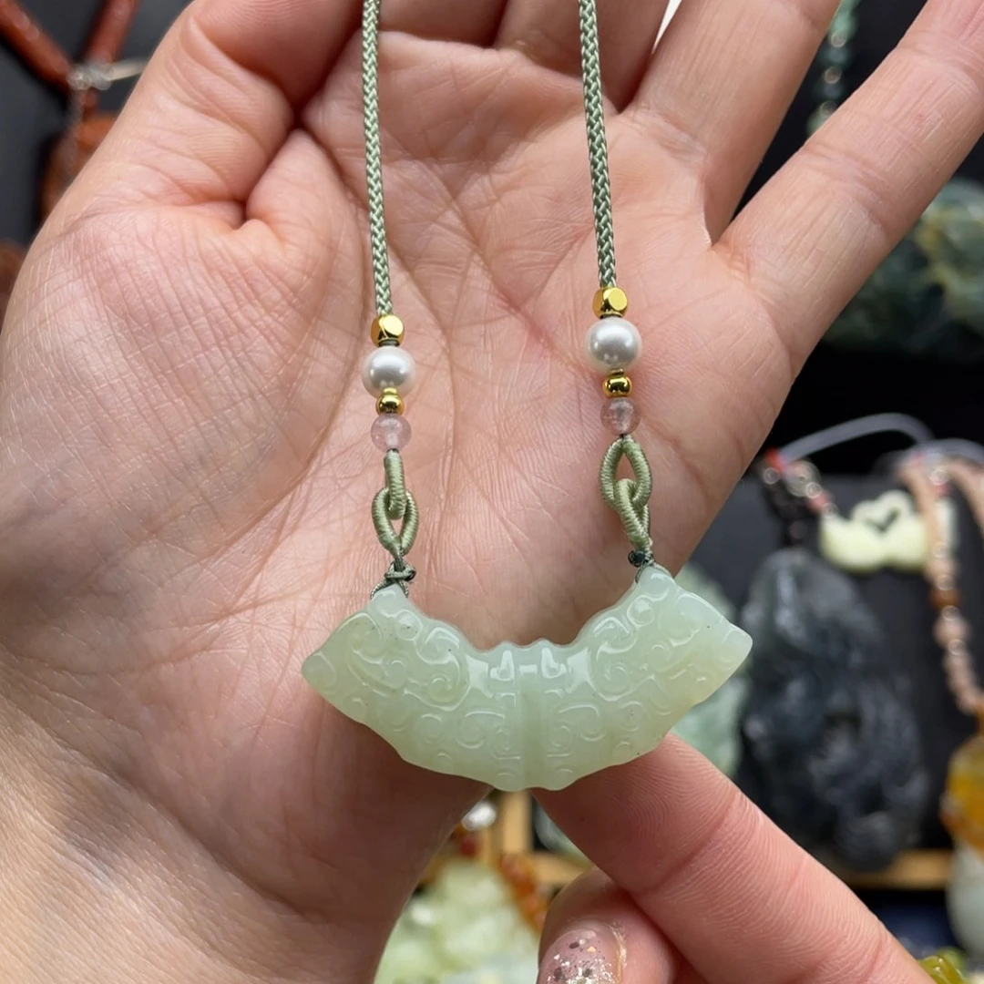 蛇纹石玉未镶嵌颈饰