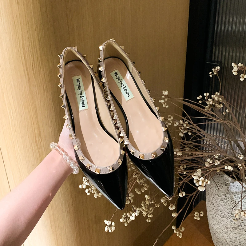 2025夏季新款粗跟尖头铆钉单鞋女气质时尚高跟鞋裸肤色