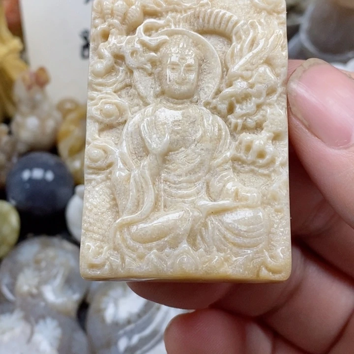 颈饰未镶嵌硅化珊瑚（珊瑚玉）