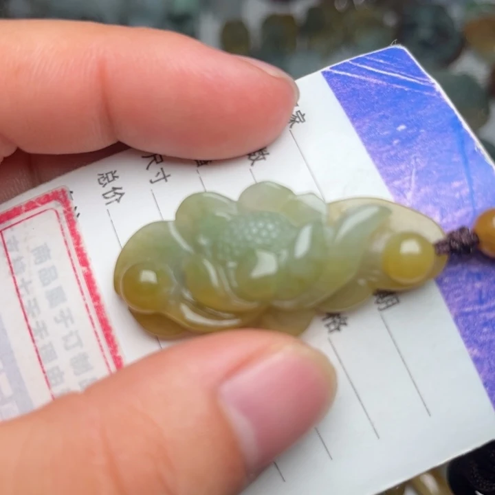 翡翠未镶嵌颈饰荷花