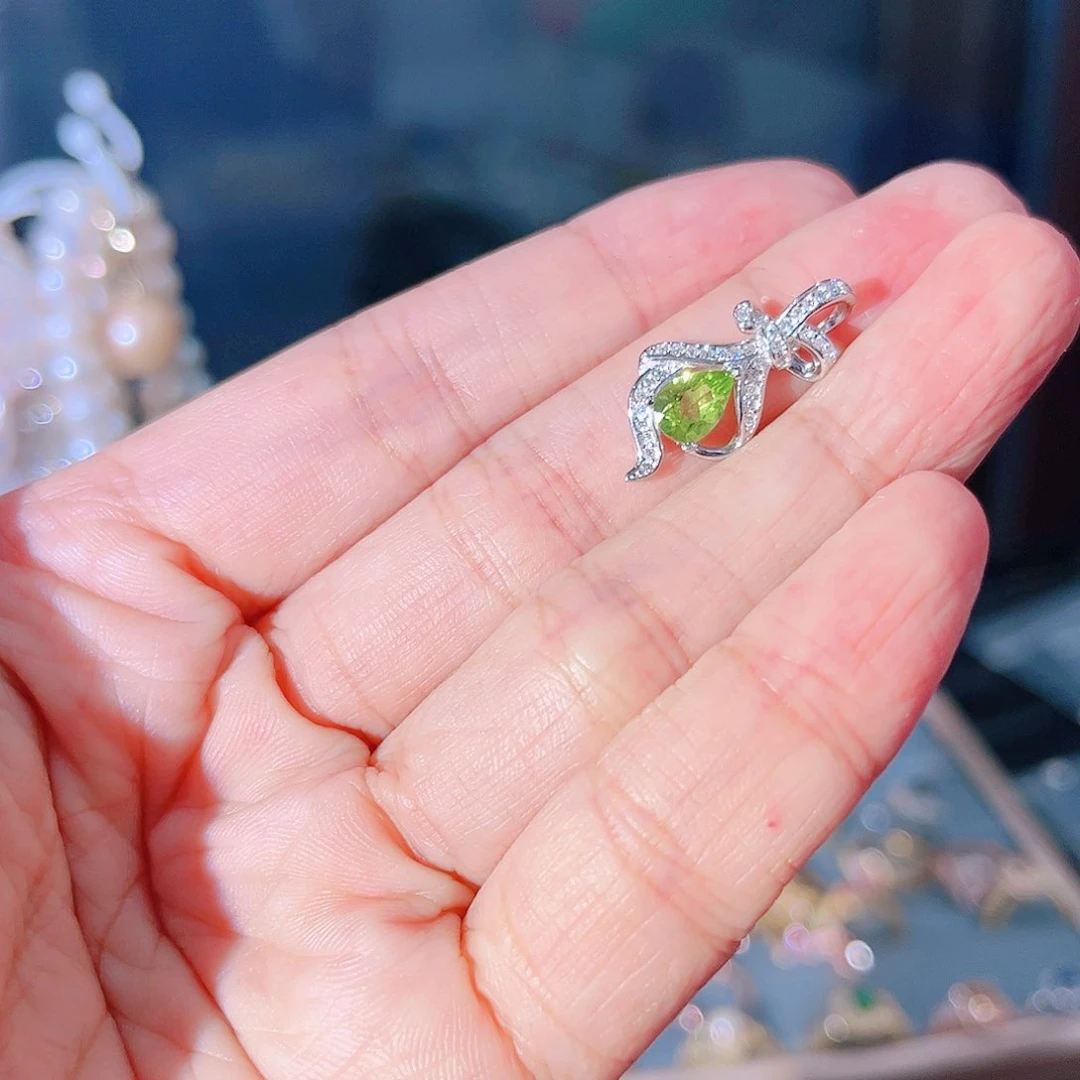 橄榄石耳钉银S925镶嵌