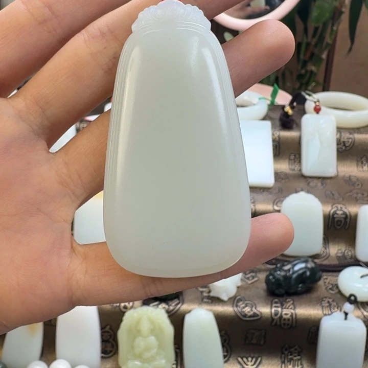 而***年和田玉未镶嵌颈饰