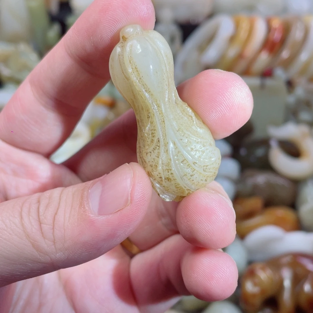 和田玉未镶嵌把件