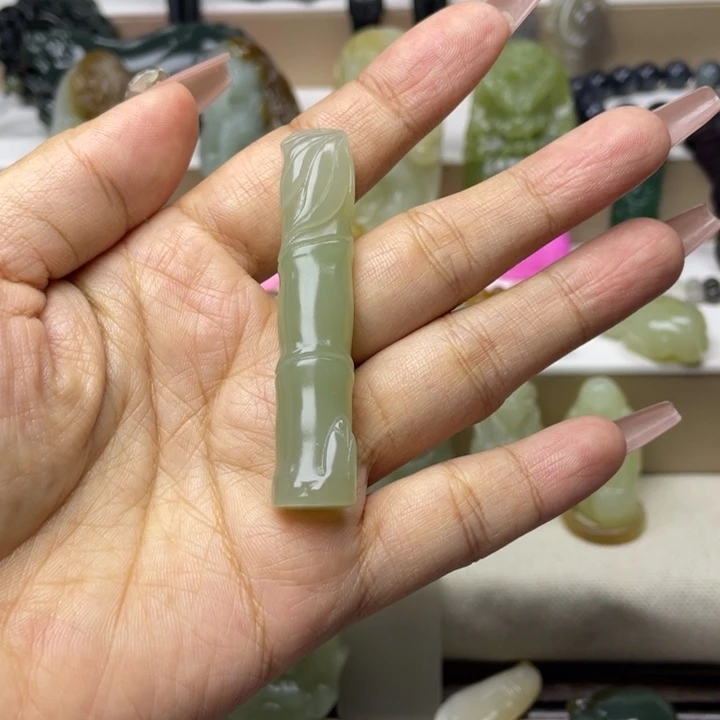 L***人和田玉未镶嵌颈饰