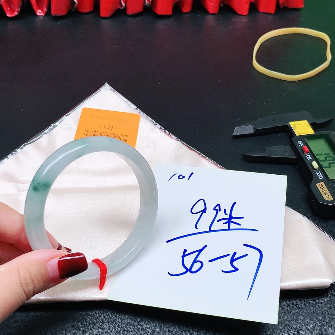 翡翠未镶嵌手镯101。