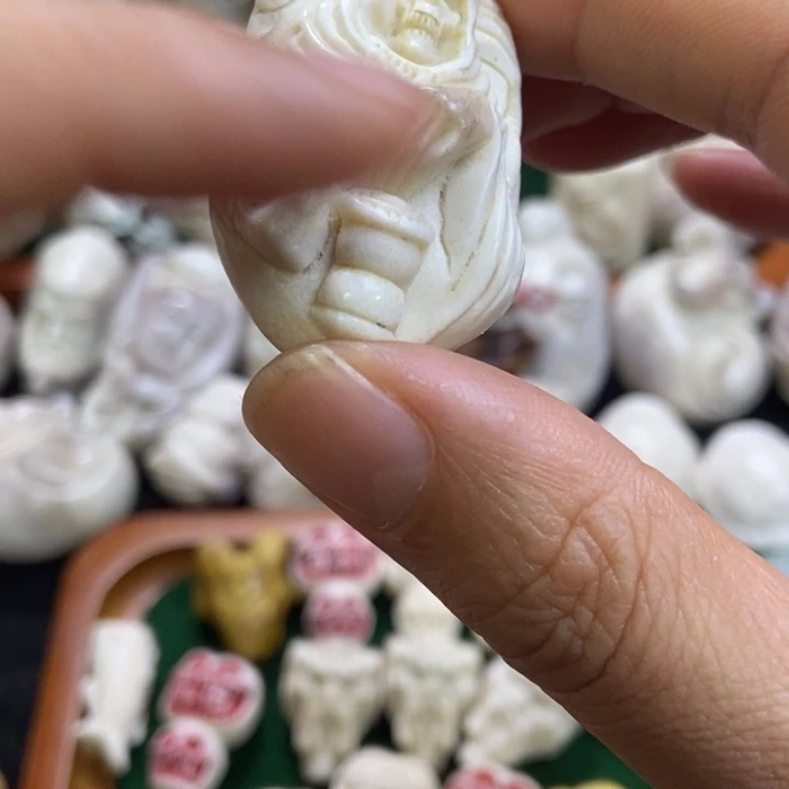 配饰鹿角雕刻一个出