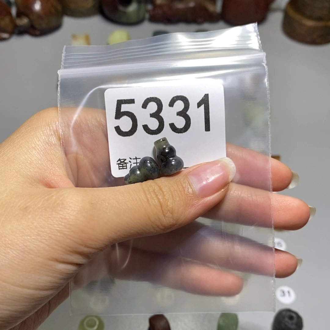 蛇纹石玉合金颈饰趋**正