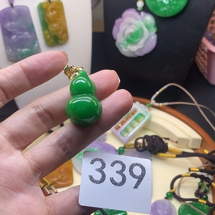 翡翠未镶嵌吊坠(赠链)
