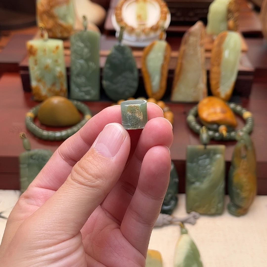 扶***倾颈饰未镶嵌岫岩河磨玉（透闪石质玉）