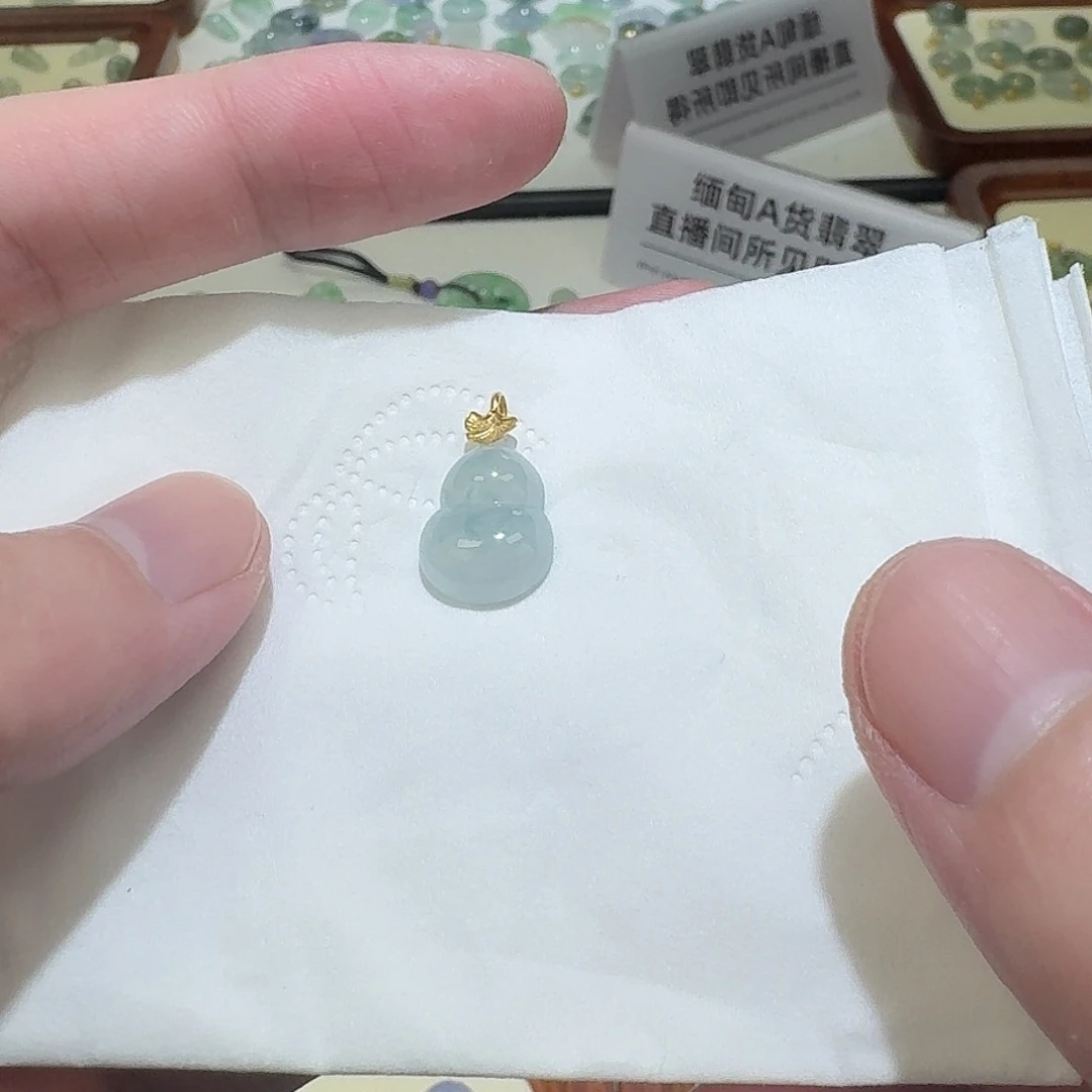 翡翠18K金镶嵌颈饰飘花葫芦