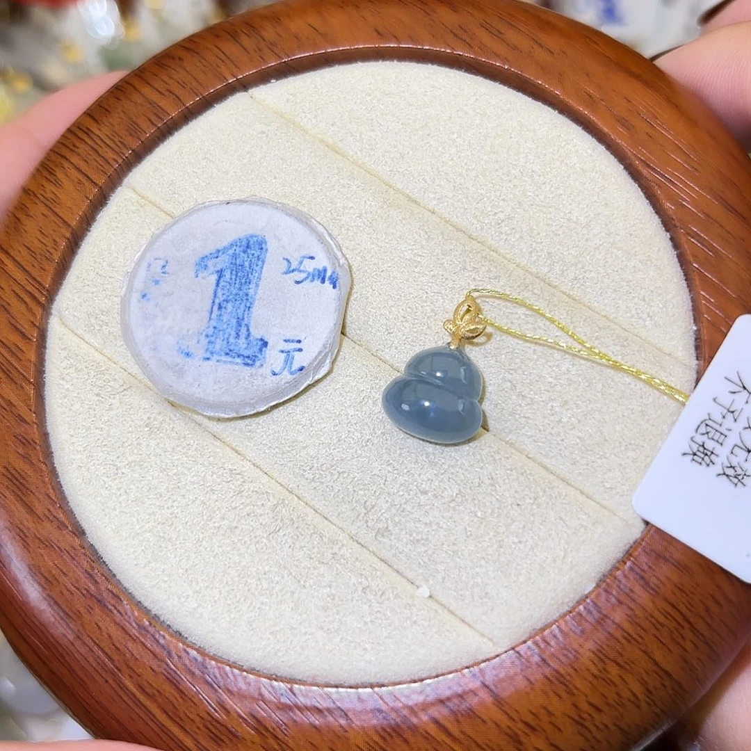 翡翠18K金镶嵌颈饰葫芦