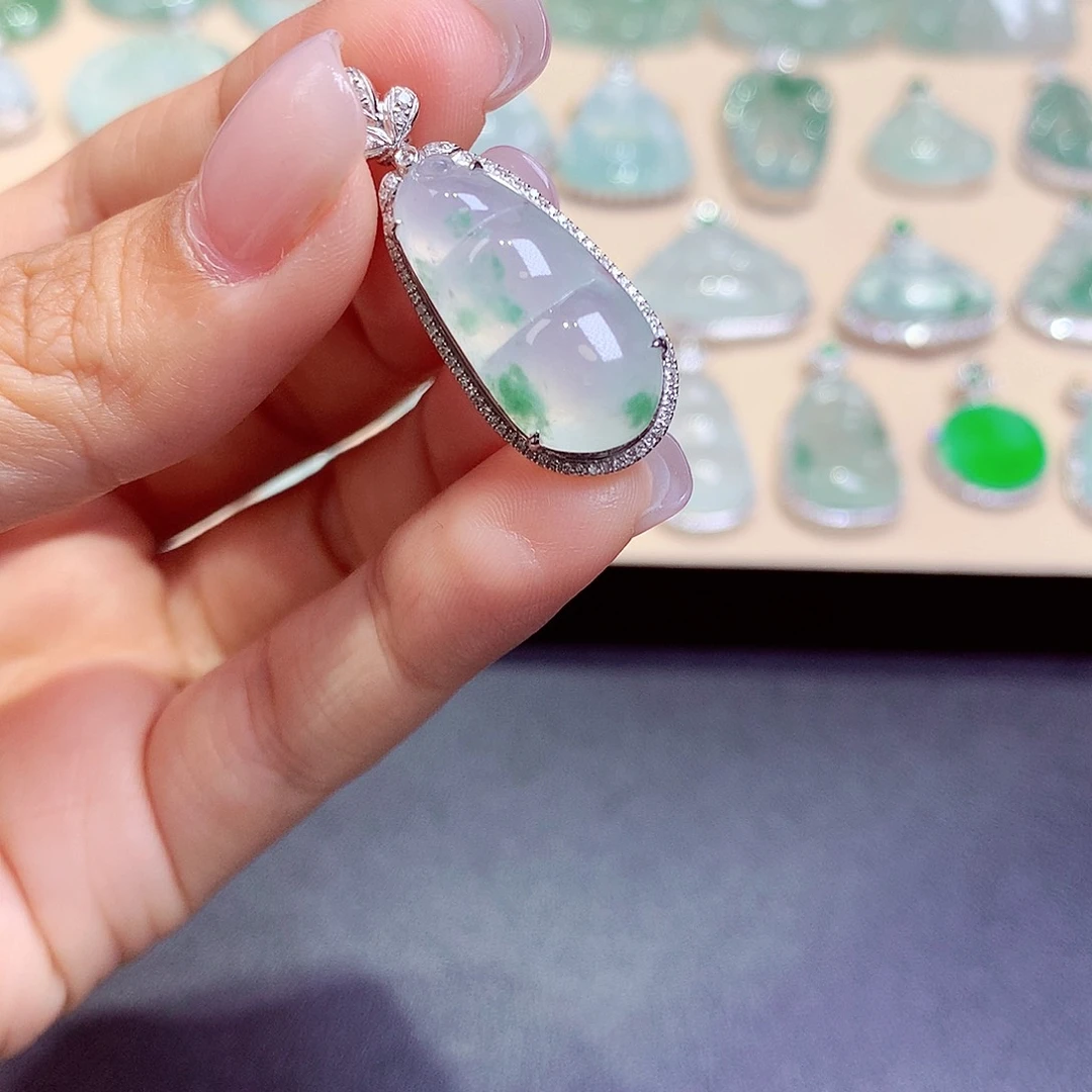 白***萤颈饰18K金镶嵌翡翠翡翠
