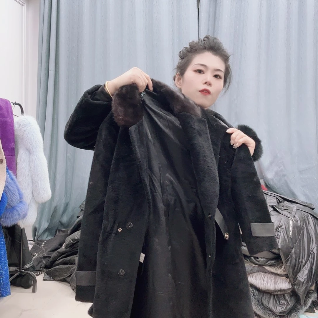 皮草搭配黑色西装和