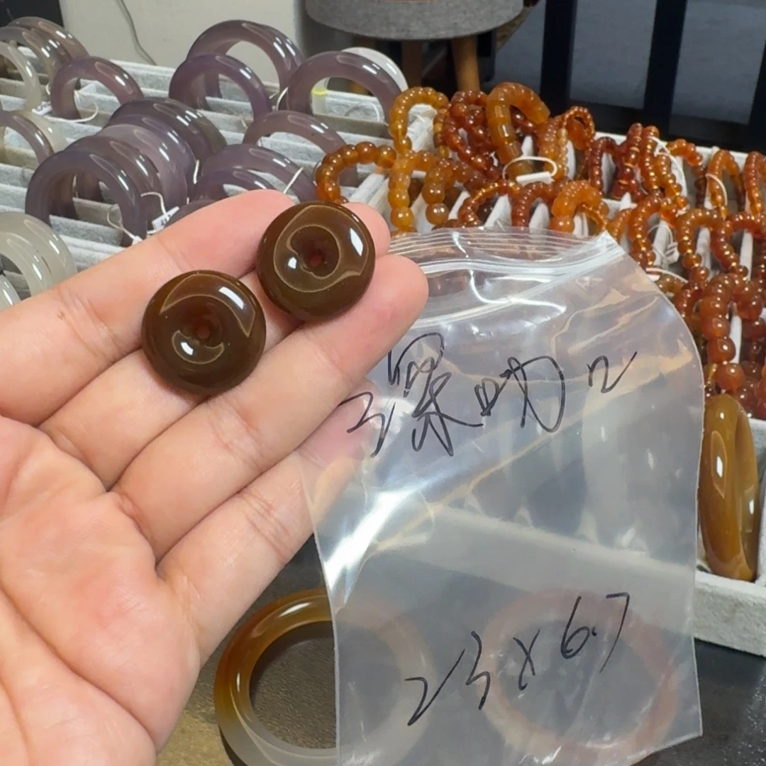 玛瑙/玉髓未镶嵌珠宝半成品其中一个