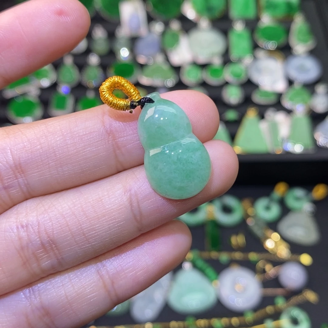 翡翠未镶嵌颈饰有纹裂