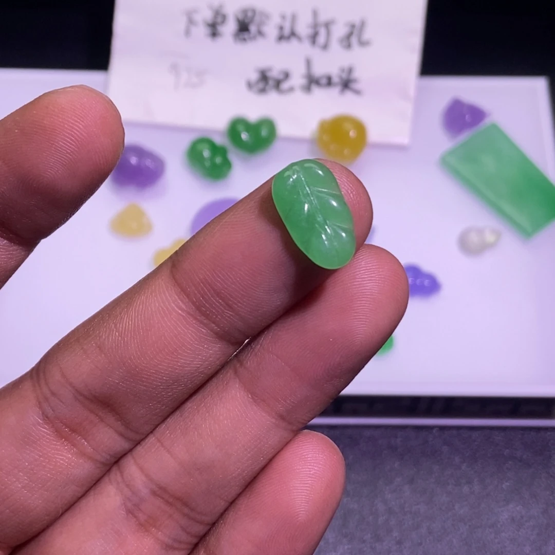 翡翠未镶嵌颈饰吊坠