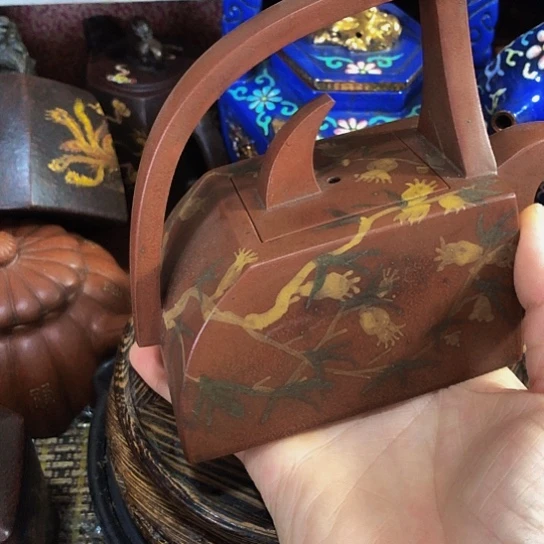 茶壶紫砂原矿泥料手工制作的一把紫砂壶。