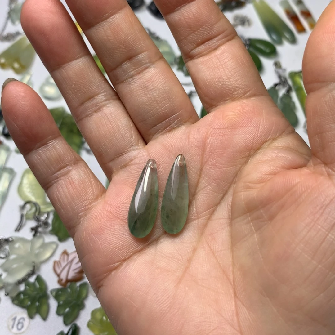衔***于未镶嵌蛇纹石玉耳环