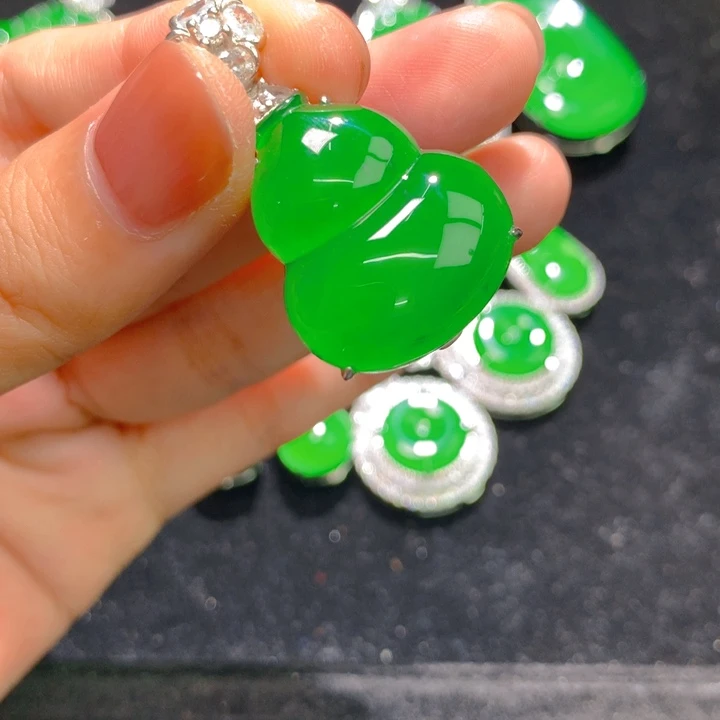 翡翠银S925镶嵌颈饰一个