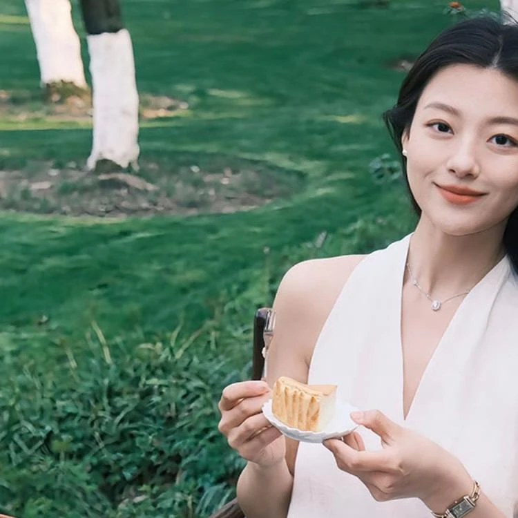 独特美丽的海滨度假风格温柔的白色月光夏日女性长吊领白色连衣裙