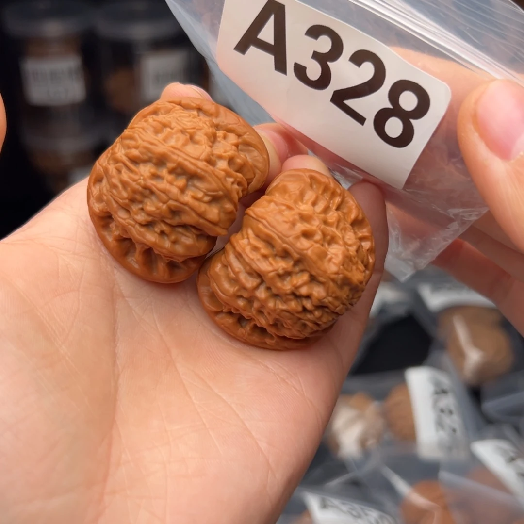 文玩核桃吊坠白狮子40