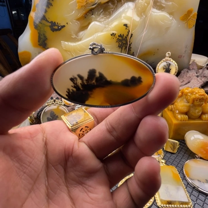 石英质玉（黄龙玉）挂件合金