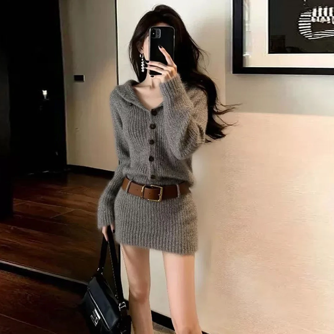 灰色翻领毛衣针织连衣裙子女秋冬2025新款小个子性感修身包臀短裙