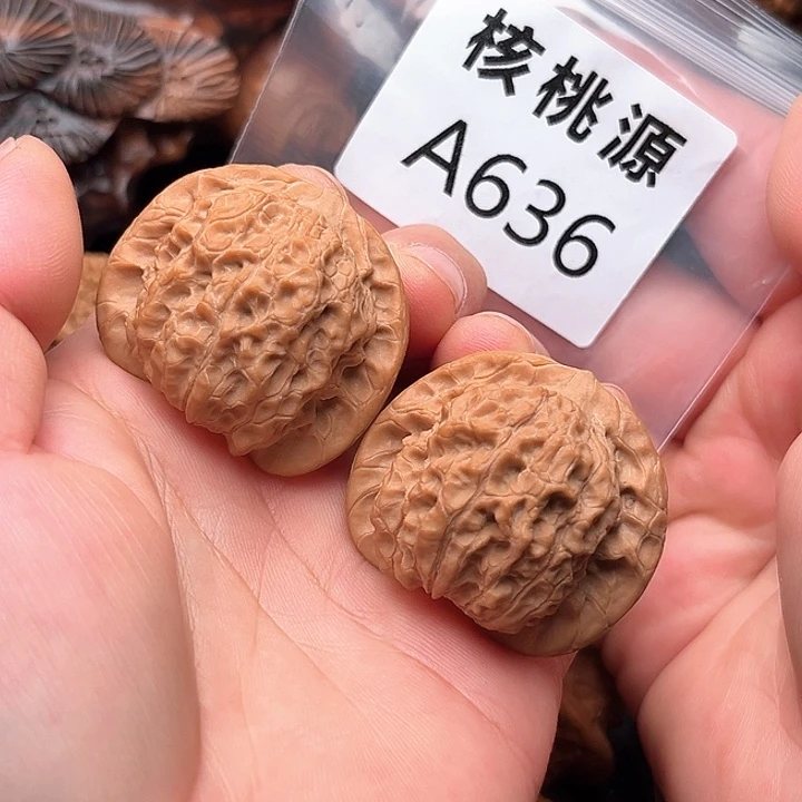 痴***吗吊坠文玩核桃血麒麟