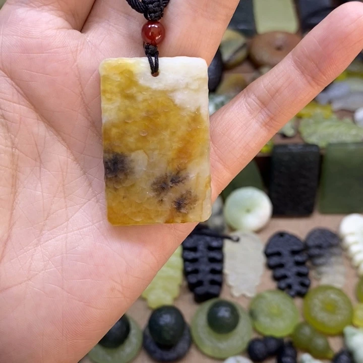 蛇纹石玉未镶嵌吊坠