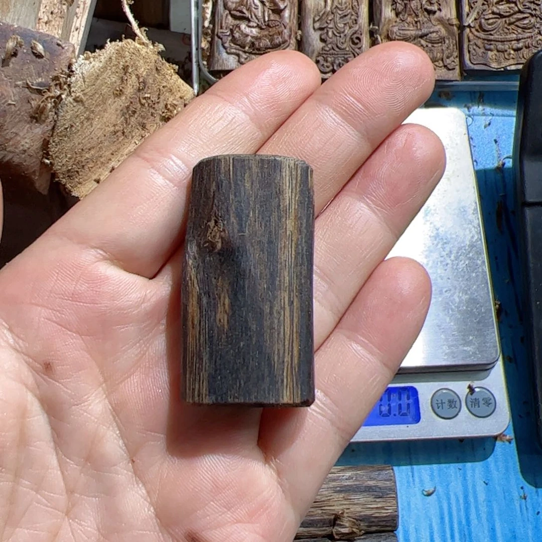 沉香吊坠黑棋素牌9.3克