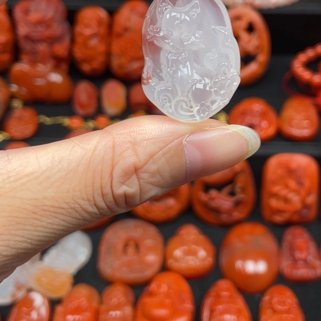 南红玛瑙未镶嵌冰飘花九尾狐吊坠