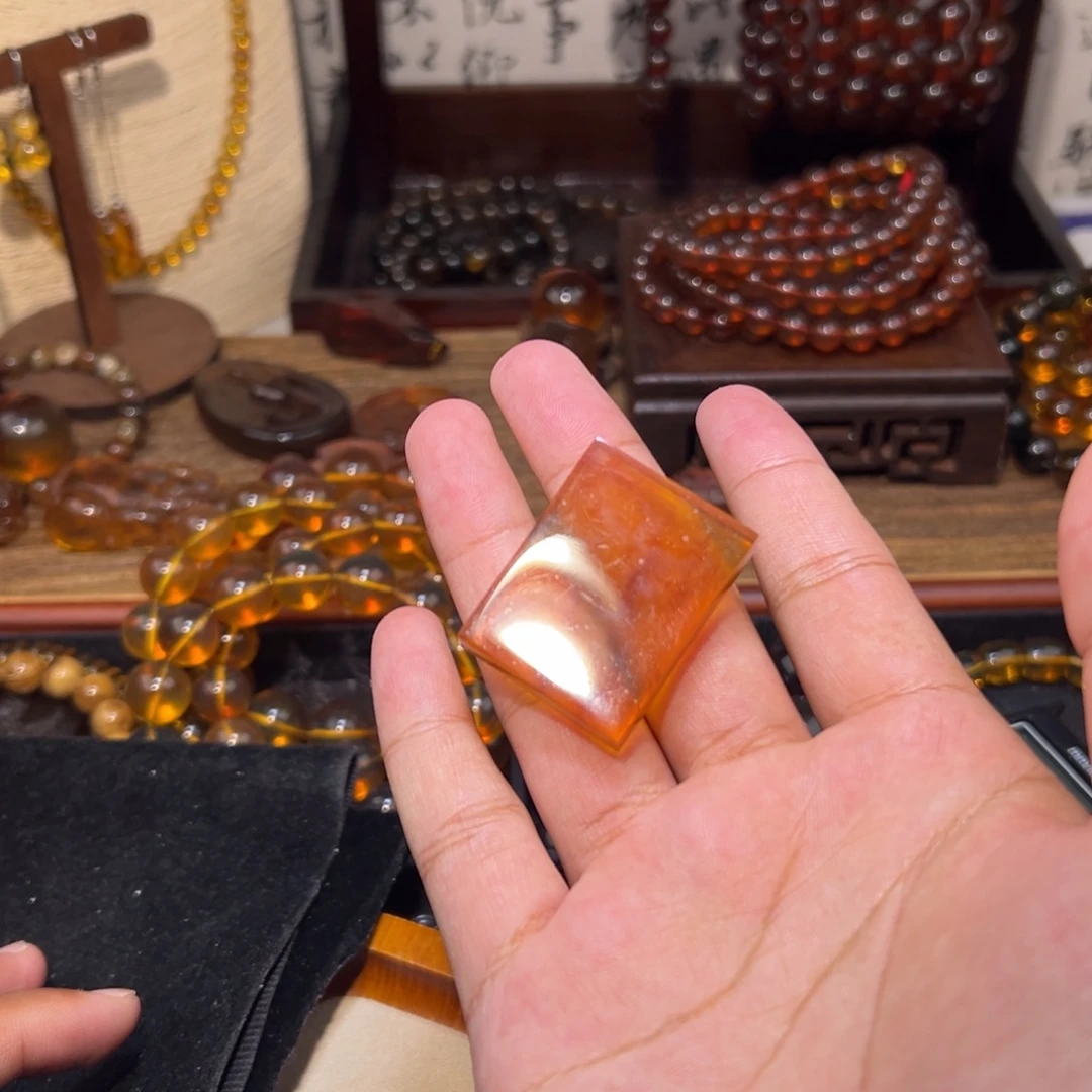 琥珀未镶嵌颈饰方牌