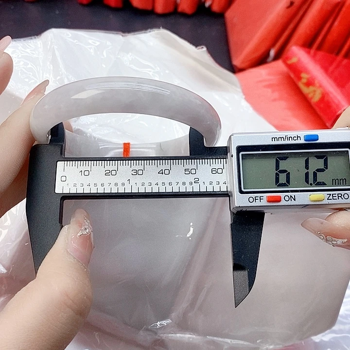 翡翠手镯未镶嵌78。 