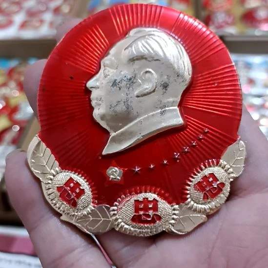 铝濮*东圆形红色文字像章