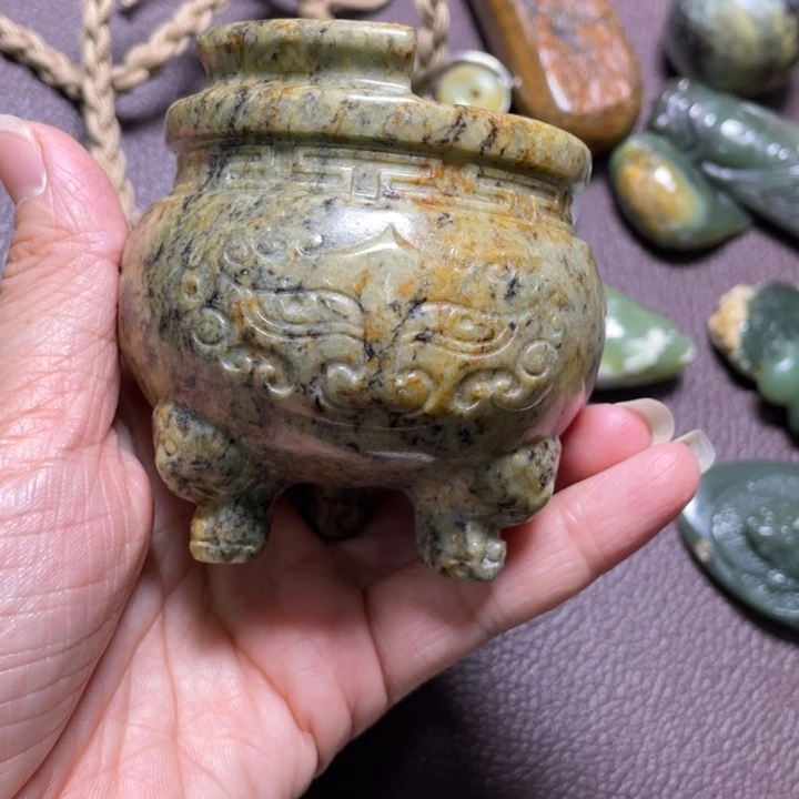 莎***朗颈饰未镶嵌岫岩河磨玉（透闪石质玉）