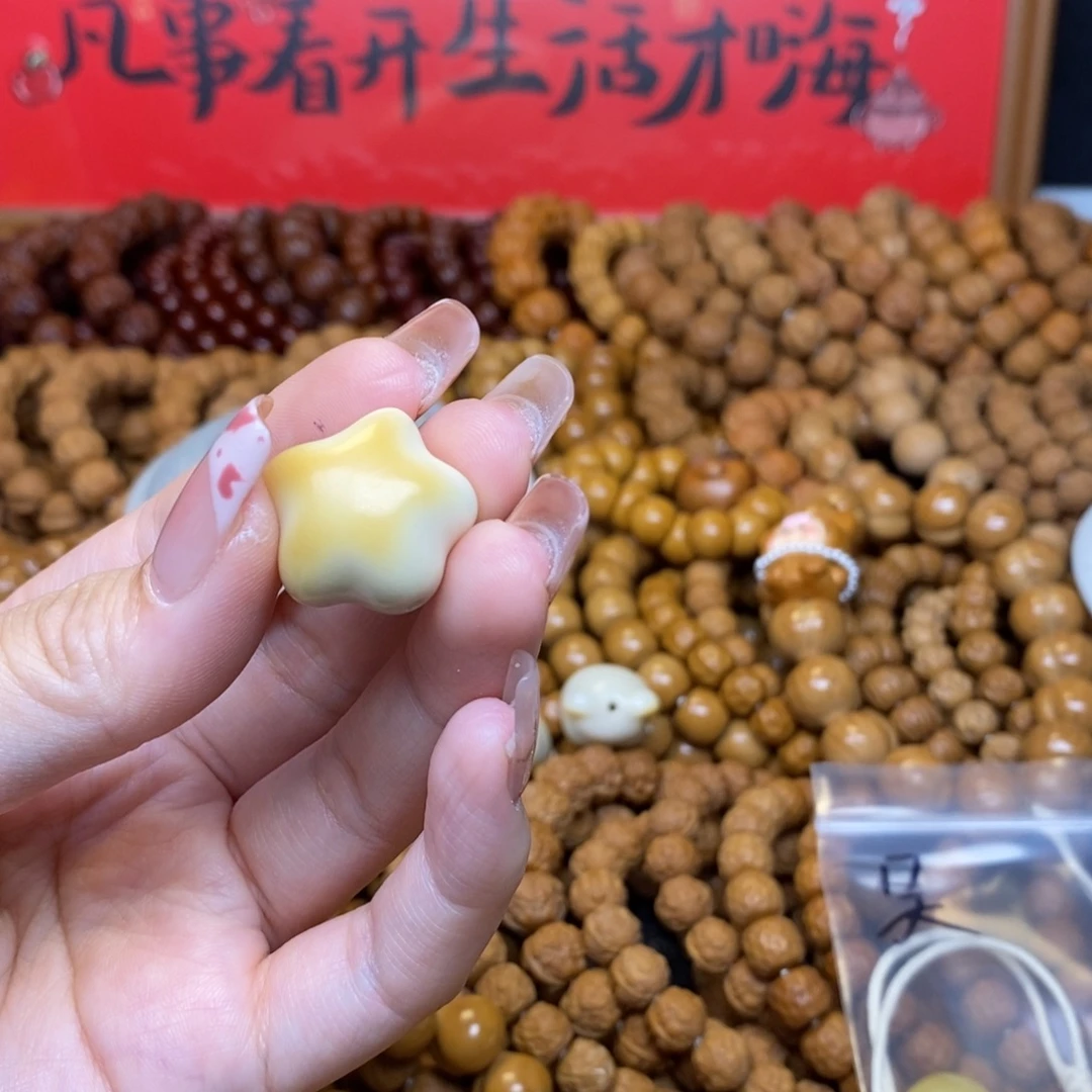 小***着猴头全品星星配饰