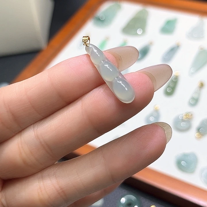 颈饰18K金镶嵌翡翠