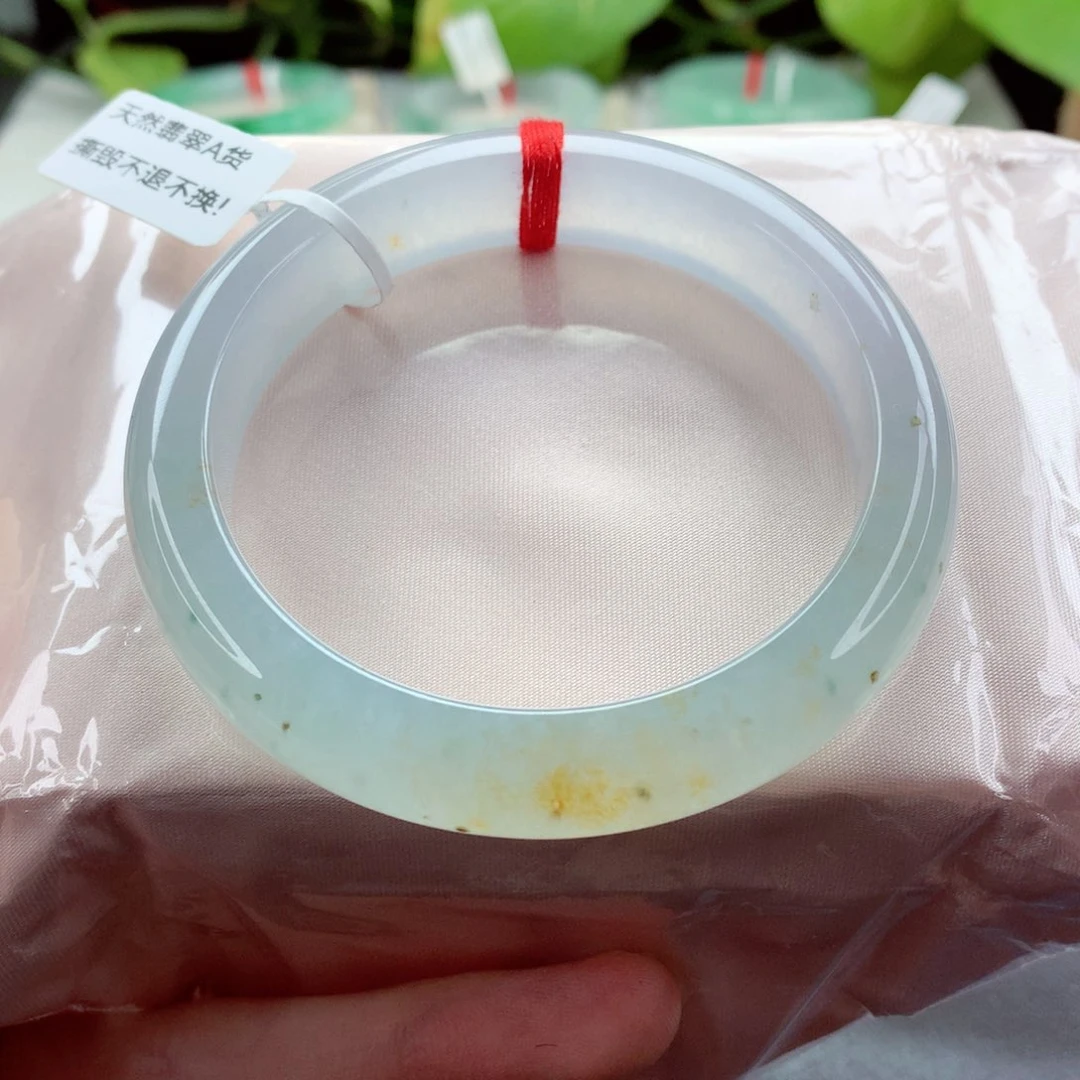 未镶嵌手镯翡翠 58.9，冰透起光，别致。小小
