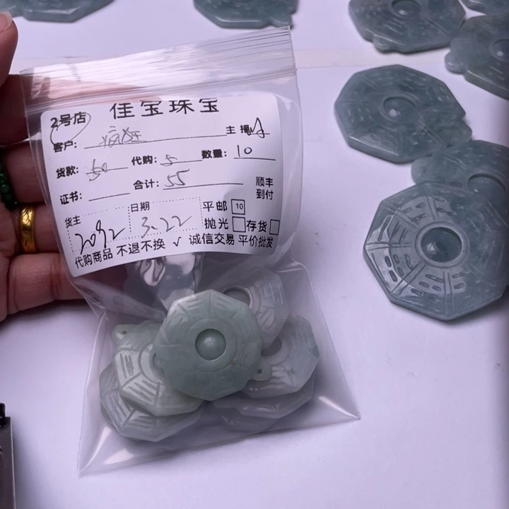 翡翠未镶嵌颈饰疯**头