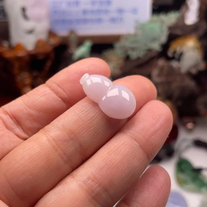 翡翠未镶嵌颈饰葫芦