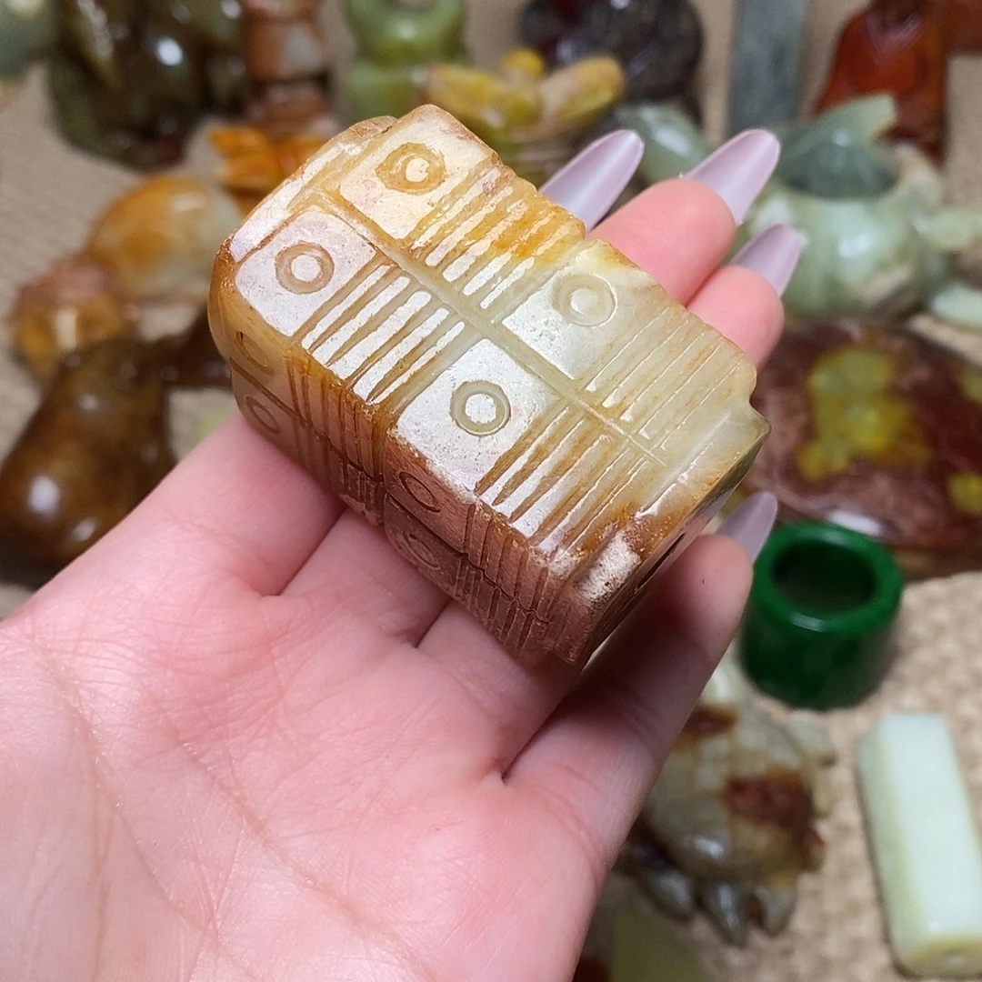 蛇纹石玉足铂镶嵌颈饰