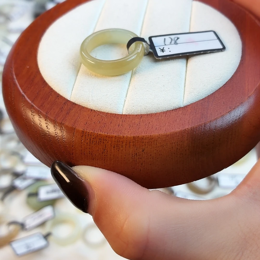和田玉（糖玉）未镶嵌戒指Q9浅糖泥鳅背内径16.4