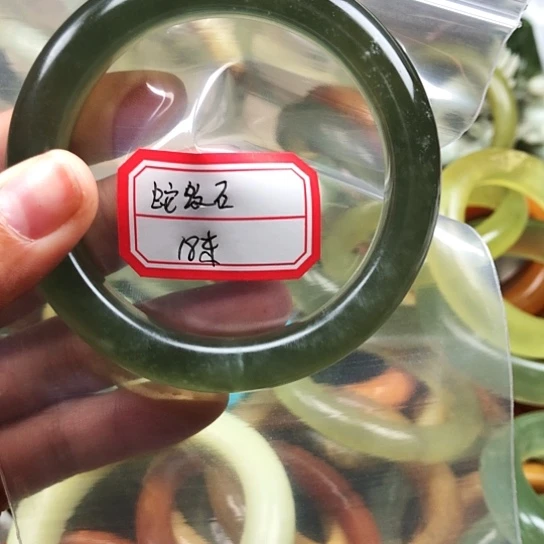 蛇纹石玉手镯未镶嵌蛇****赖